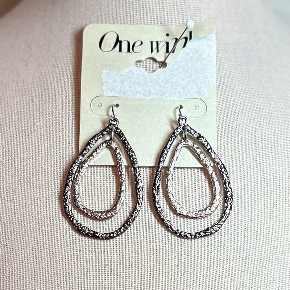 NWT Silver / Graphite Grey Tear Drop Earrings - Picture 2 of 2
